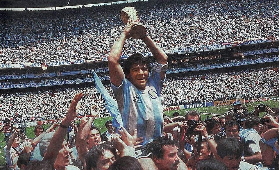 Maradona levantando la Copa del Mundo de México 86 - WikiMedia