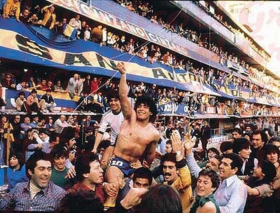 Maradona festejando en la 
