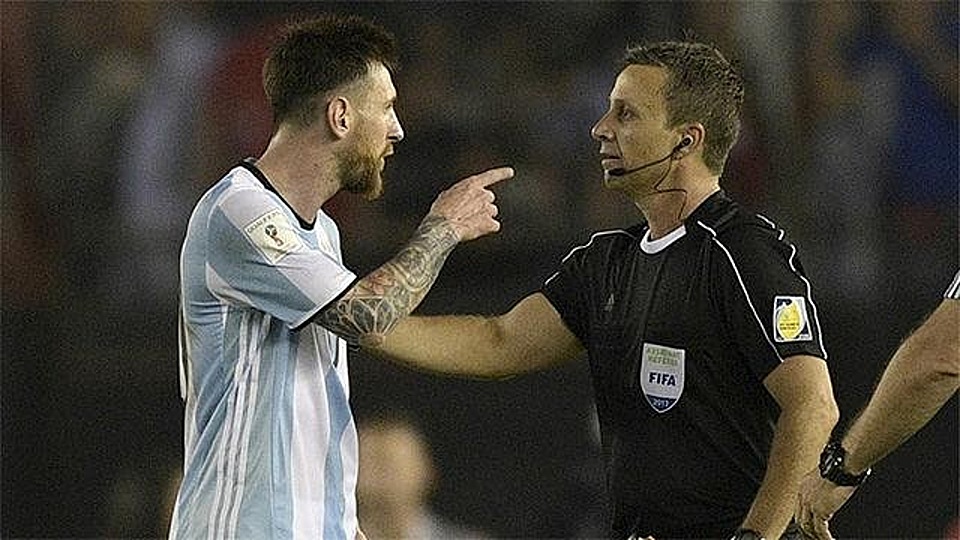 Messi repudiando uan decisión del juez - wikimedia