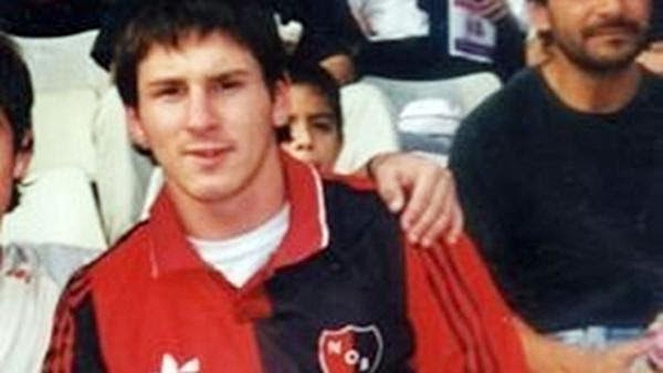 Joven Messi vistiendo una camiseta de su club Newell´s - ViaPais